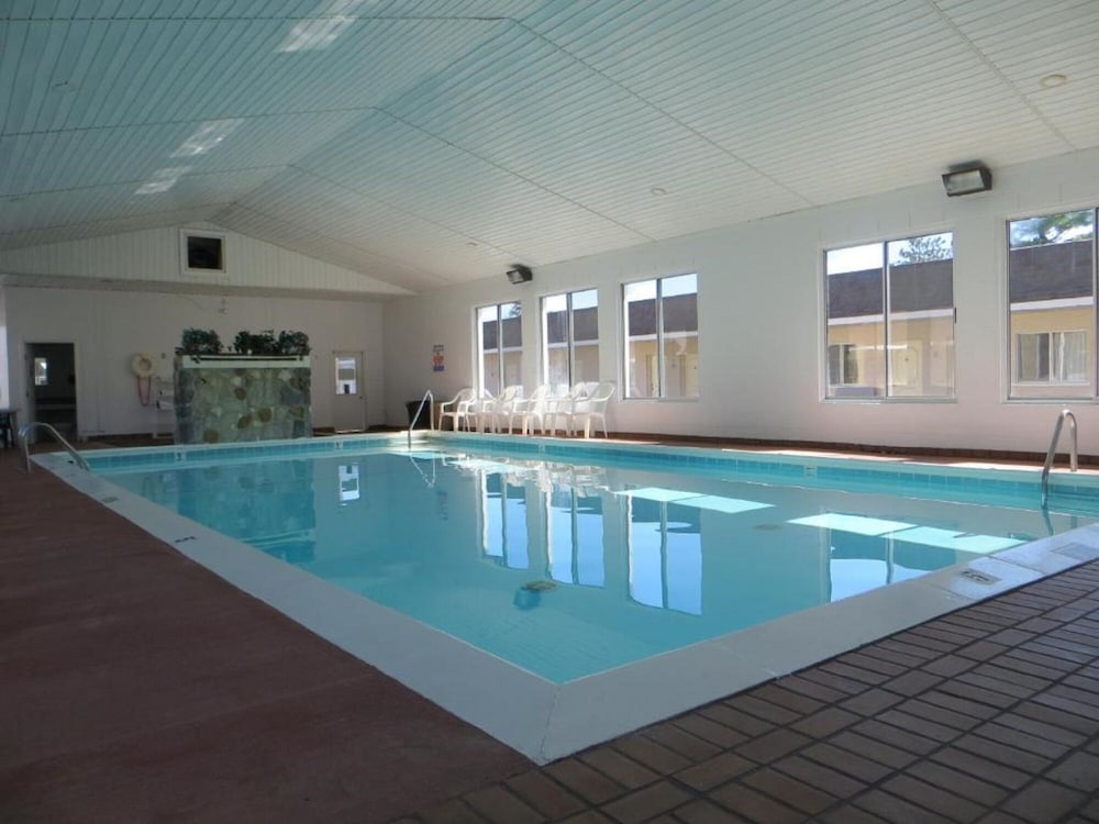 Waterfront Inn Mackinaw City - photo 17