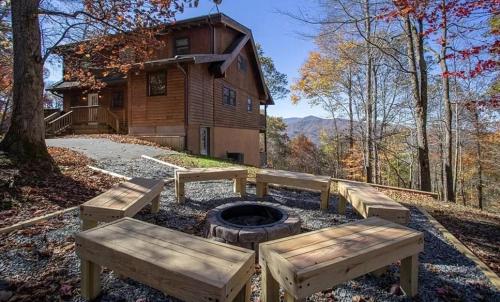 Lazy Oaks Lodge — 4-Star Luxury Hotel in Banner Elk, United States