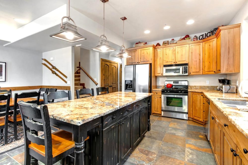KBM Resorts Walk to Lifts and Main St Rent 1416 and 1418 Townhomes together Pri Hot tub PPS 1418 - photo 3