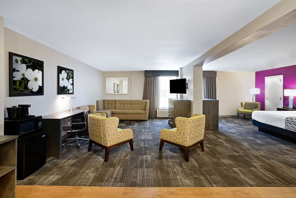 La Quinta Inn & Suites by Wyndham Columbus MS - photo 26