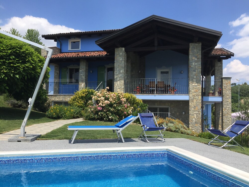 La Casa Blu — 4-Star Luxury Hotel in Montaldo Scarampi, Italy