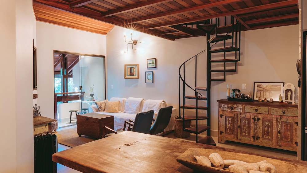 Duplex com lareira e TV Smart em meio à natureza — 4-Star Luxury Hotel in Campos Do Jordao, Brasil