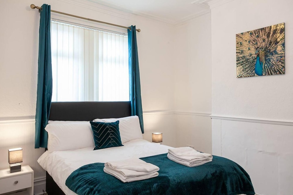 4 Bed House Sleeps 9 Free Parking — 4-Star Luxury Hotel in Stoke-On-Trent, United Kingdom