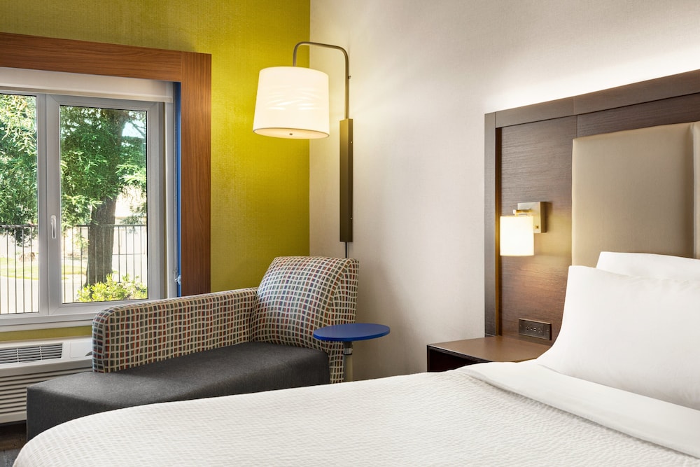 Holiday Inn Express & Suites Redding by IHG - photo 11