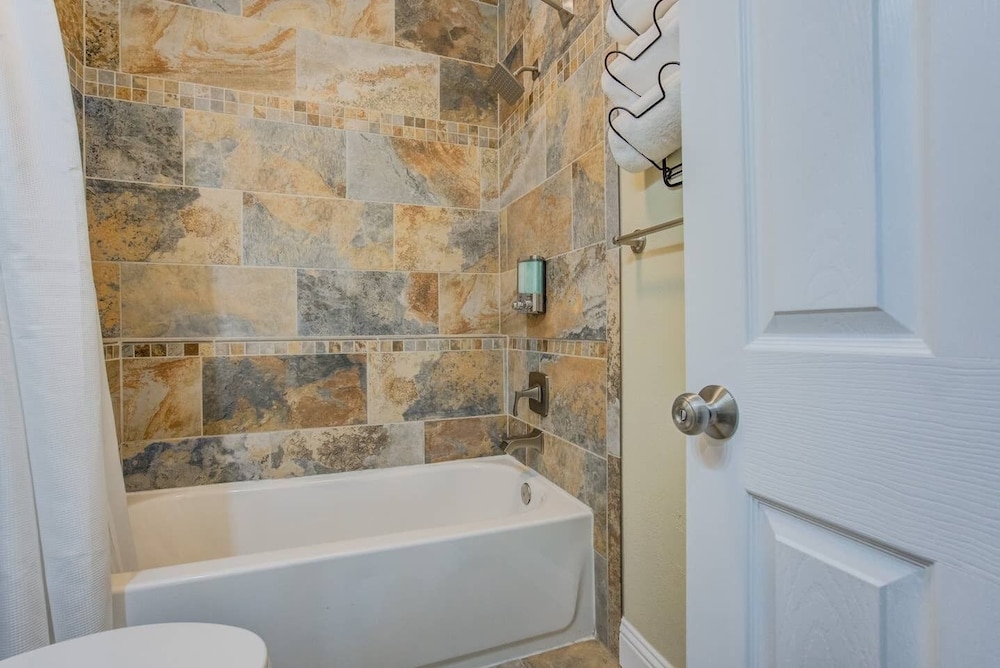 1BR Modern & Chic Bring Your Bikes and Dog - photo 21