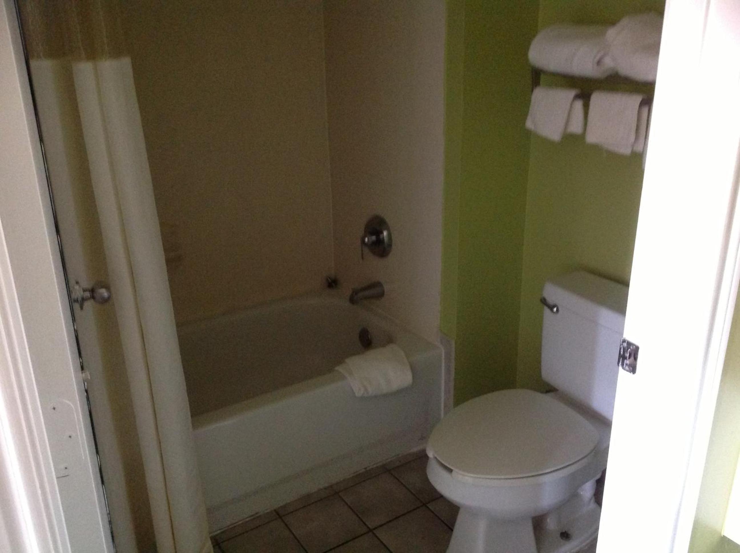 Howard Johnson by Wyndham Grand Prairie Near Lone Star Park - photo 40