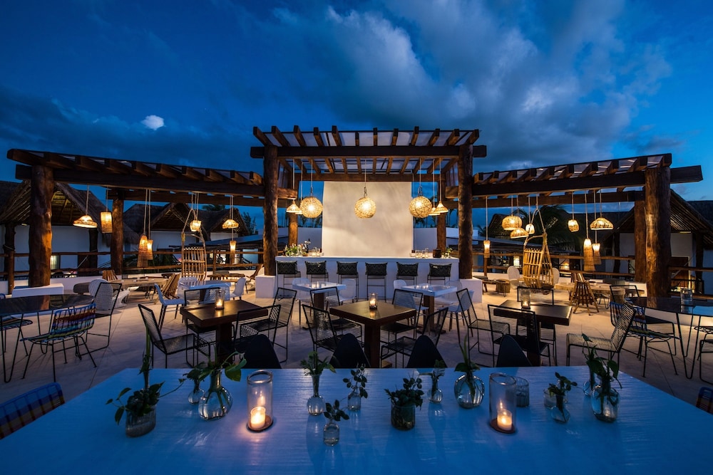 Poolside bar