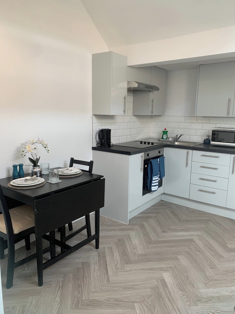 Cosy Studio Apartment in Leigh on Sea Close to Bell Wharf Beach & Adventure Island — 4-Star Luxury Hotel in Leigh-On-Sea, United Kingdom