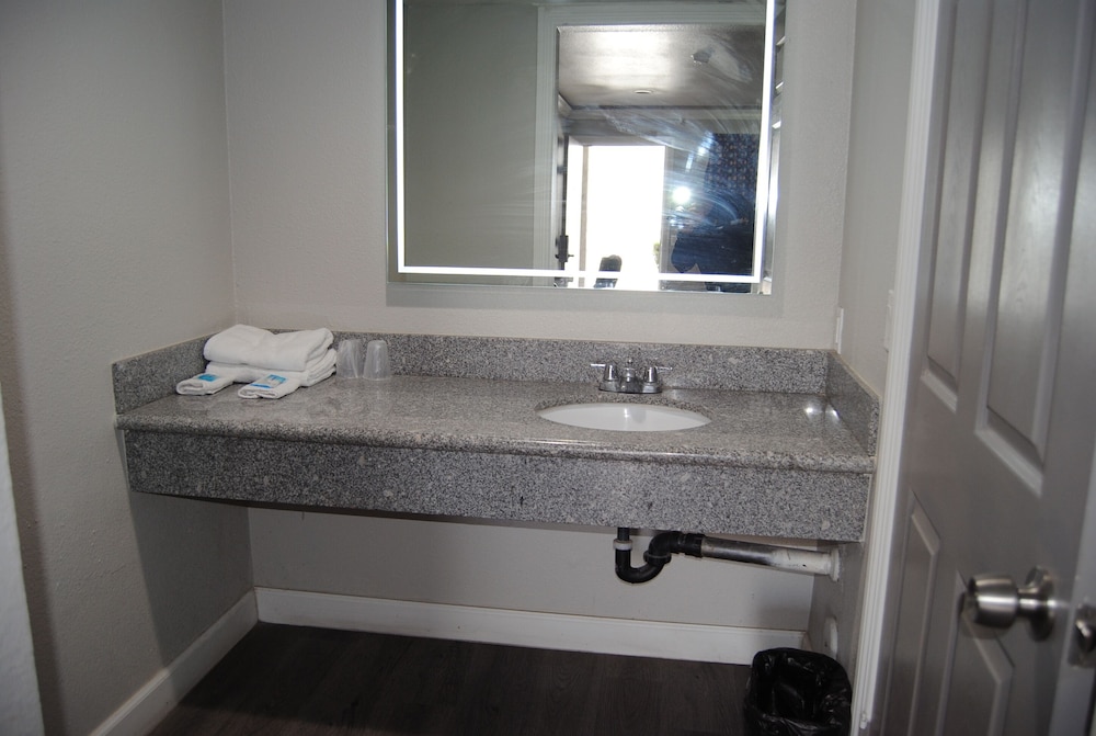 La Puente Inn Motel - photo 48