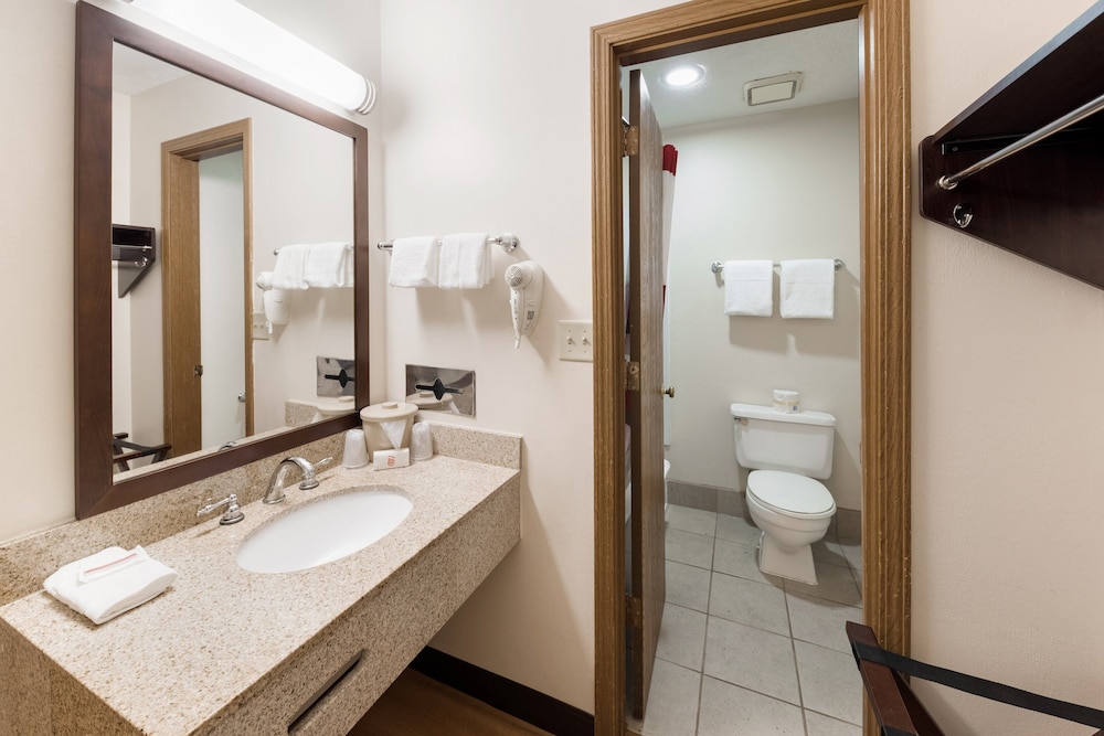 Red Roof Inn Fort Wayne - photo 17