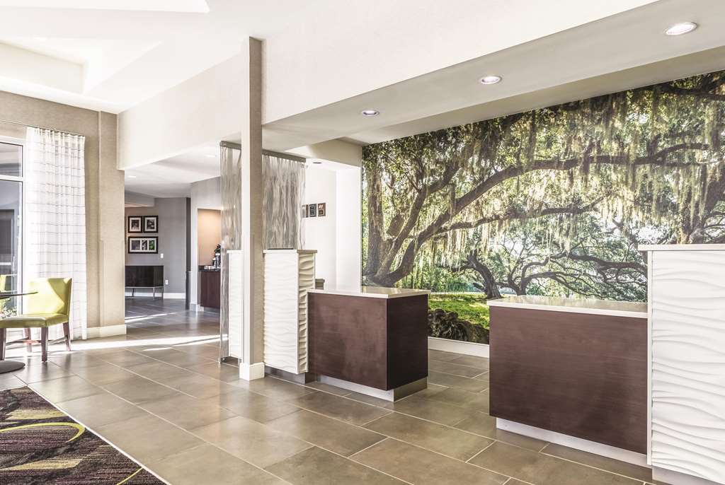 La Quinta Inn & Suites by Wyndham Alexandria Airport - photo 6