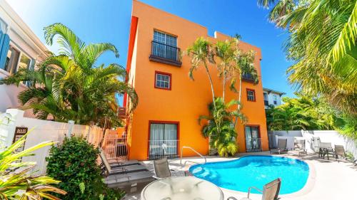 Siesta Key Village Heated Pool Beach Access 4 min Walk 3bdr in Siesta Key, United States