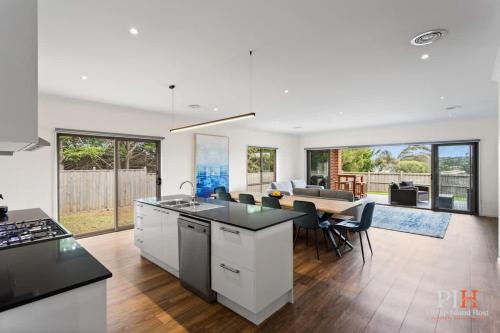 The Block Retreat 5 Bedrooms in Cowes, Australia