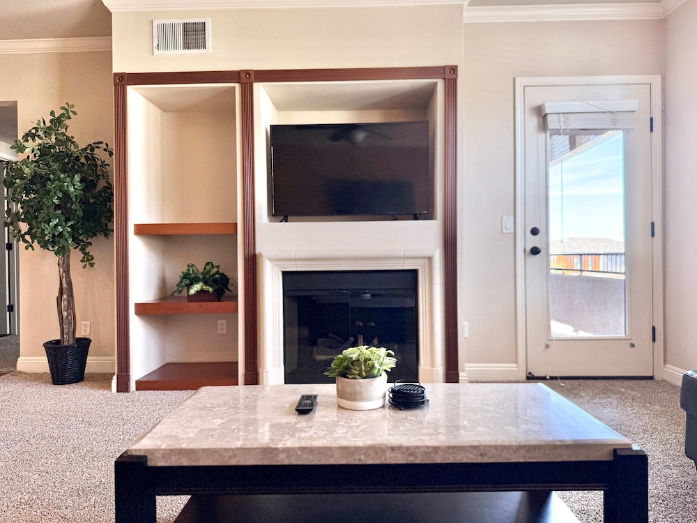 New Elegant 1BR Retreat Heated Pool Gym Sauna