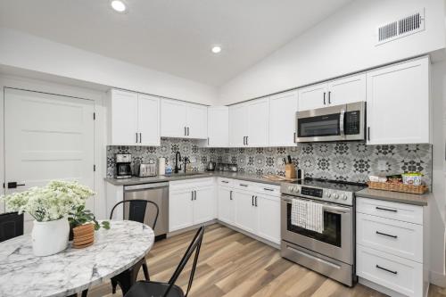 Light Filled Modern Flat Near 25th Street Fun — Ogden — photo 4