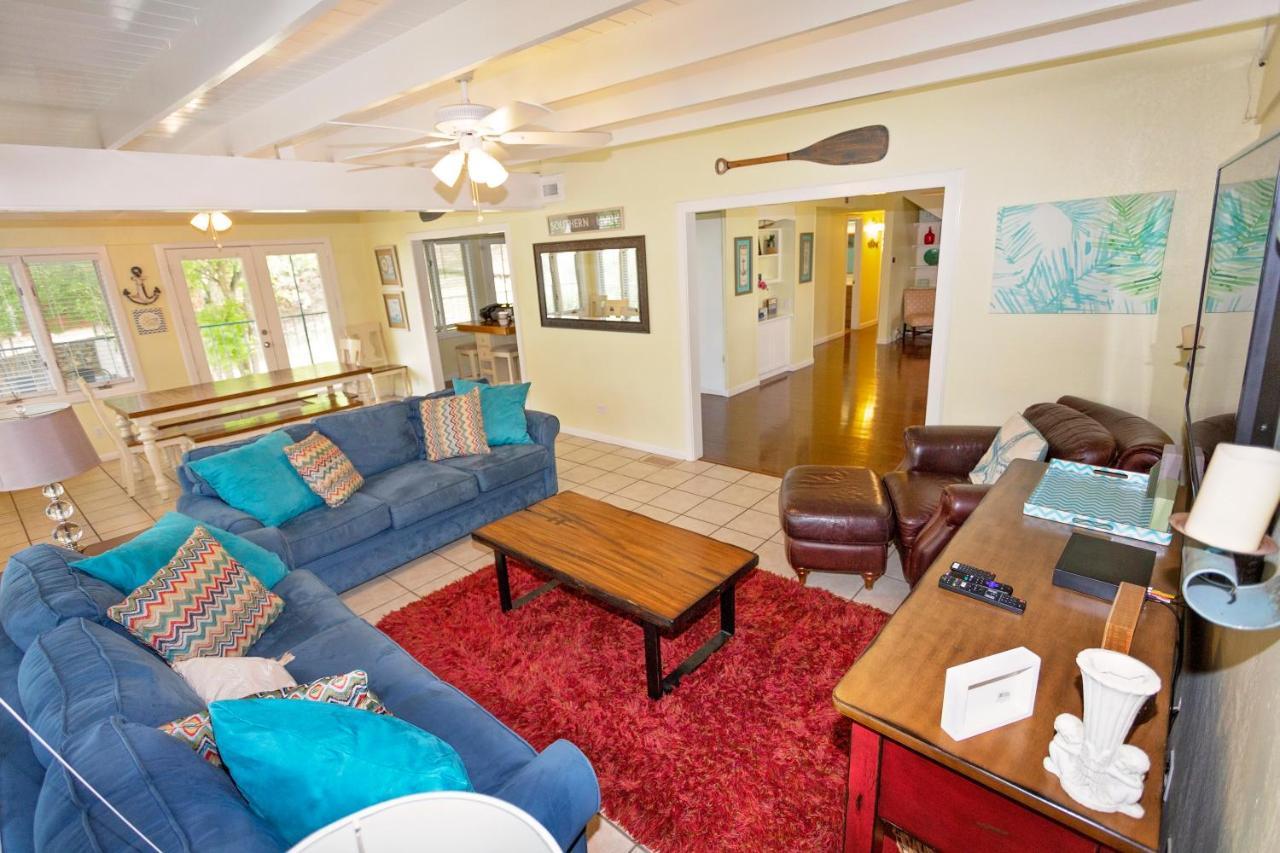 Blues Escape 4000 Sqft. a Few Steps To Canyon Lake - featured photo