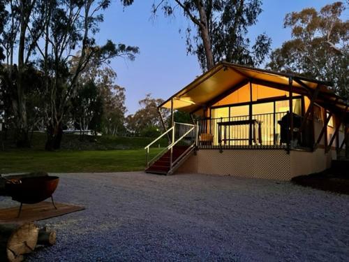 McLean Beach Holiday Park — 4-Star Luxury Hotel in Deniliquin, Australia