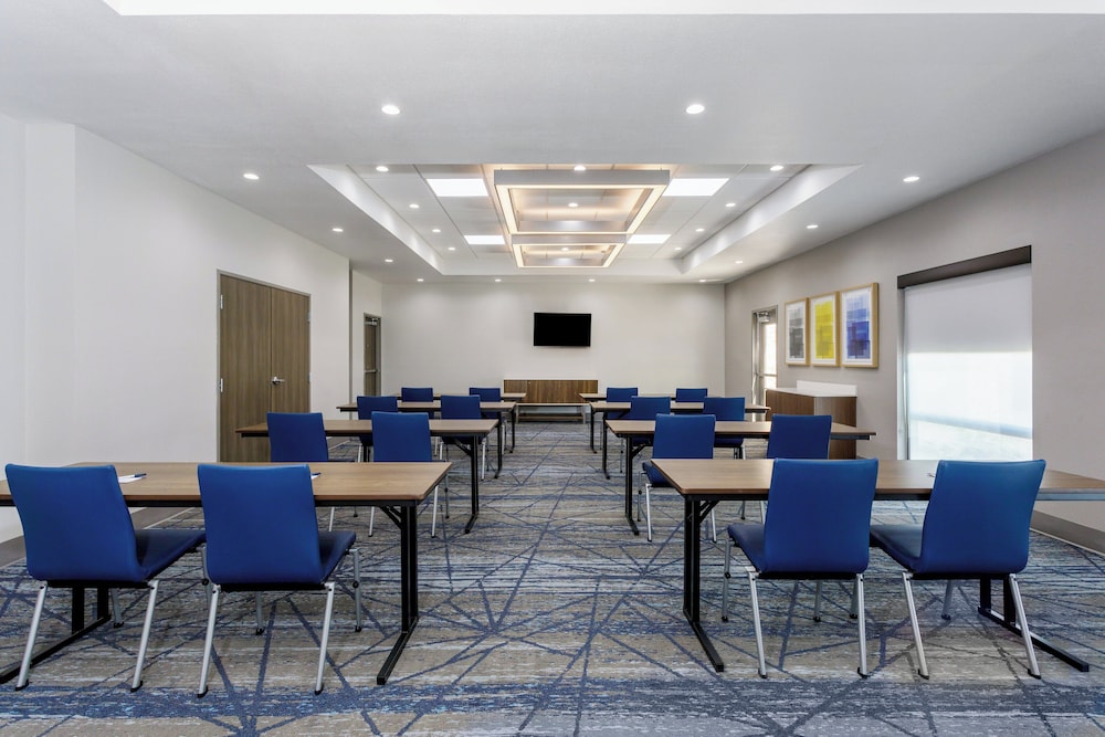 Holiday Inn Express & Suites Macclenny by IHG - photo 40