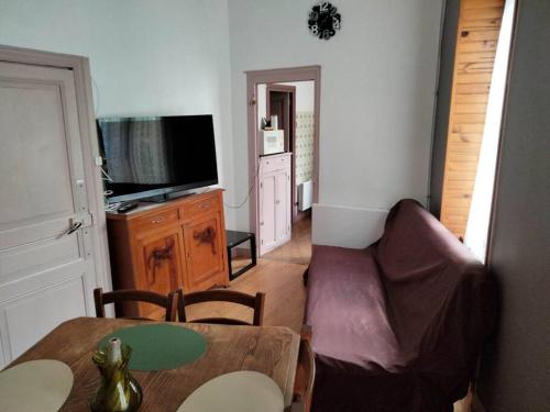 Le Nid Douillet Rustique Linge Fourni in La Bourboule, France