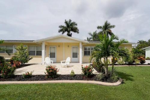 Modern Apartment 3 of 4 — 4-Star Luxury Hotel in Punta Gorda, United States