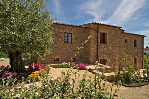 Ville Degli Ulivi — 4-Star Luxury Hotel in Lajatico, Italy