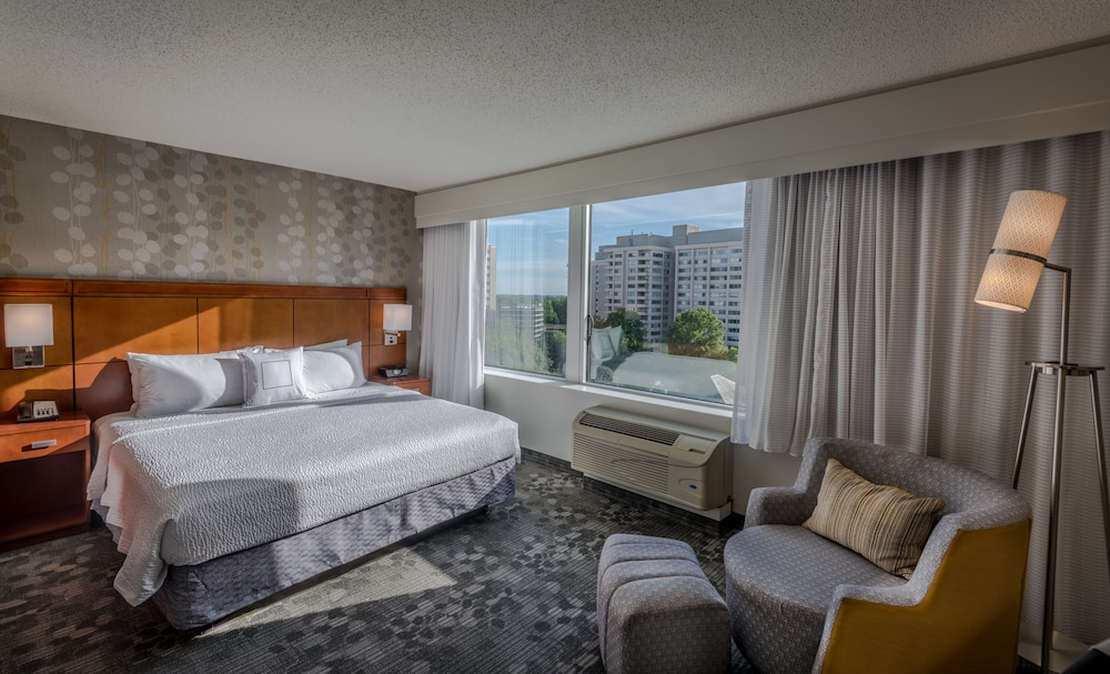 Courtyard by Marriott Bethesda Chevy Chase - photo 7