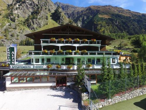 Pension Alpin — 4-Star Luxury Hotel in Sankt Leonhard, Austria