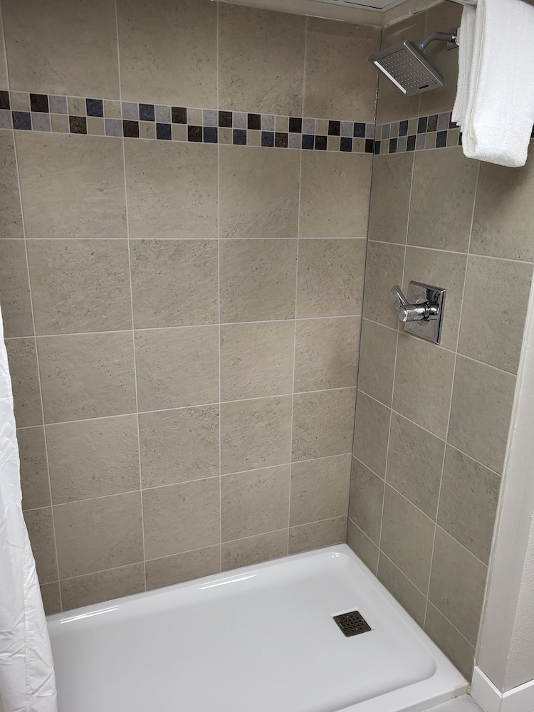 Red Fox Inn and Suites - photo 14