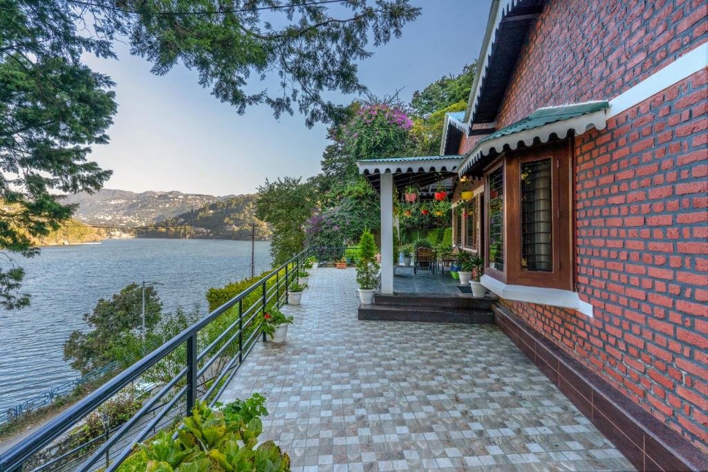SaffronStays Gardens on the Lake 2BR pet & elderly friendly lakefront villa with lawns bonfire & kitchenette near Nainital — 4-Star Luxury Hotel in Bhim Tal, India
