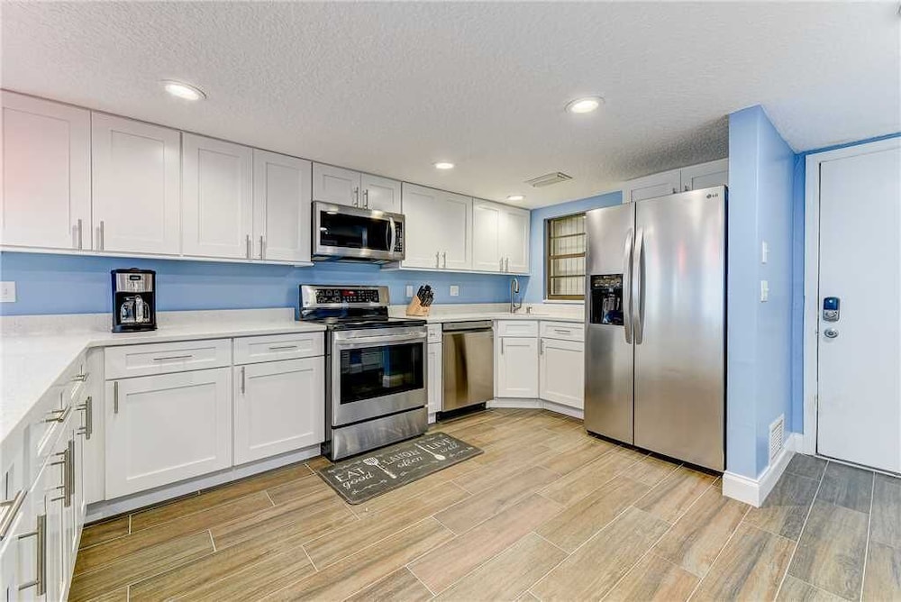 Island Retreat Upper B Ocean Front 2 Bedrooms Sleeps 6 - photo 27