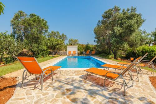 Casa Nunzia con piscina — 4-Star Luxury Hotel in San Vito Dei Normanni, Italy