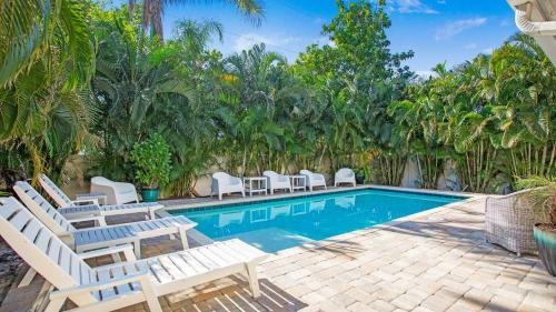 Beach Bike Ride Salt Water Pool Sleeps 10 in Naples, United States