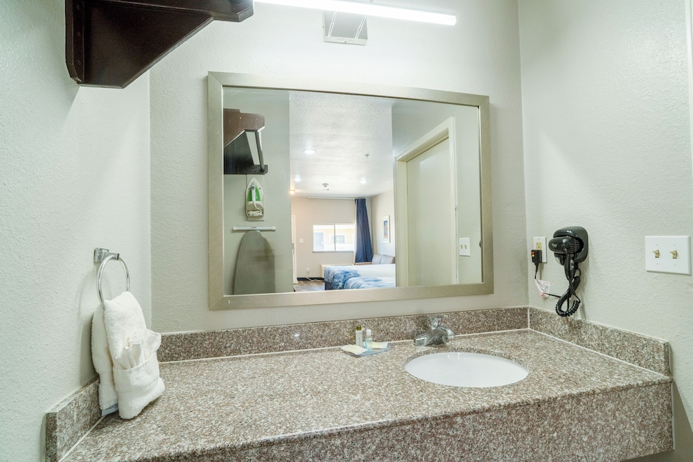 Atria Extended Stays By OYO Jourdanton - photo 34
