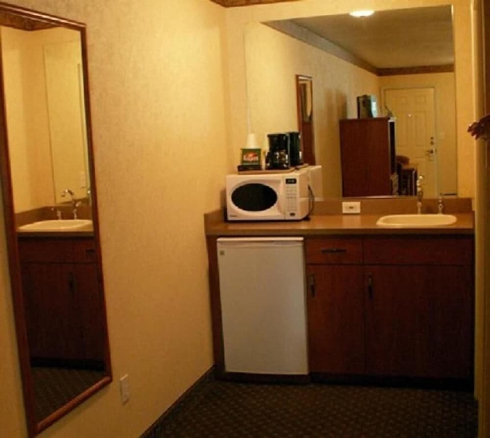 White River Inn - photo 8
