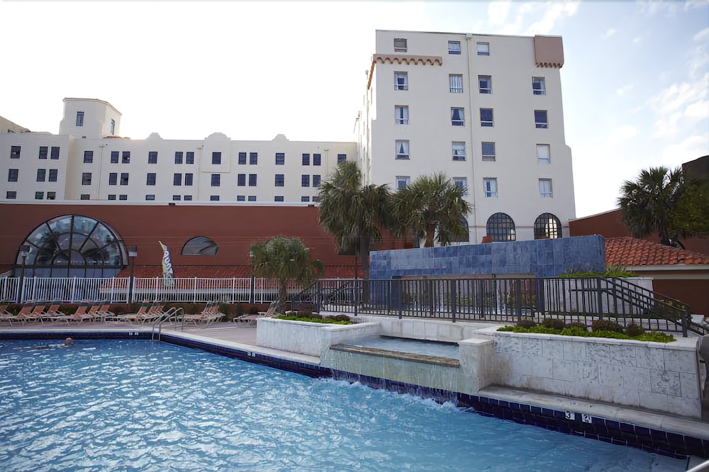 Hollywood Beach Resort Large Studio Sleeps 4 - photo 10