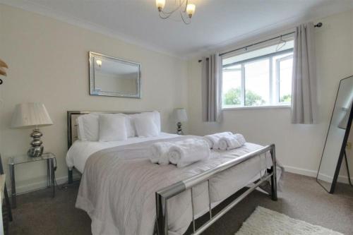 The Firs Apartment next to Beach & Forest Pets are free — 4-Star Luxury Hotel in New Milton, United Kingdom