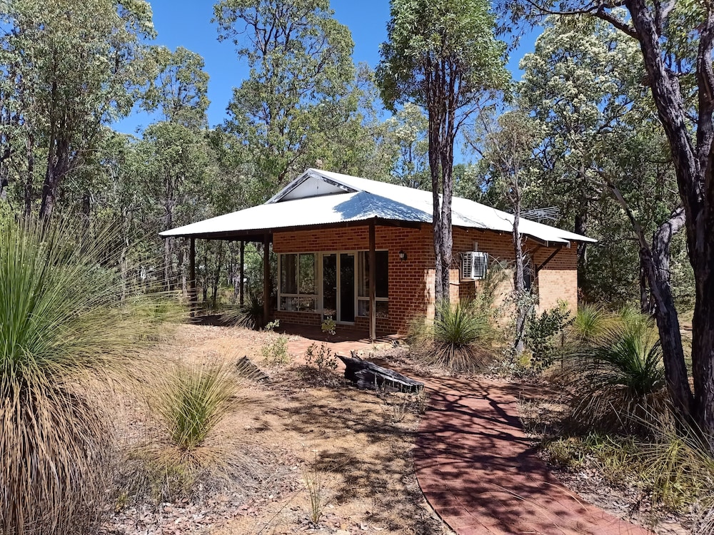 Chalets on Stoneville — 4-Star Luxury Hotel in Stoneville, Australia