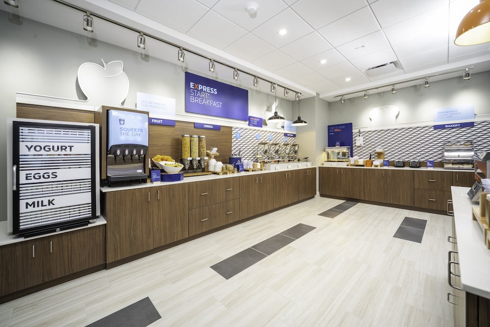 Holiday Inn Express & Suites Fort Myers Airport by IHG - photo 42