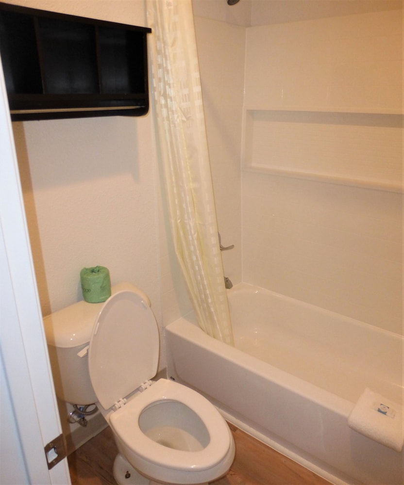 Red Roof Inn Houston Jersey Village - photo 10