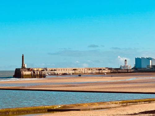 Luxury 2 Bed Apartment with Stunning Sea View Steps from Old Town and Dreamland — 4-Star Luxury Hotel in Margate, United Kingdom