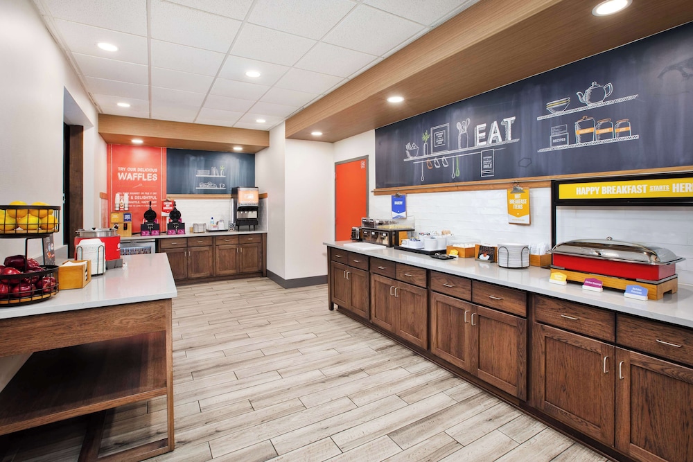 Hampton Inn Clinton IA - photo 46