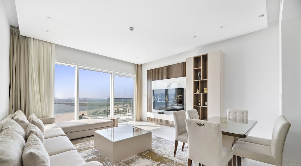 WelHome Luxe Apt With Dazzling Views Steps From The Beach — 4-Star Luxury Hotel in Dubai, United Arab Emirates