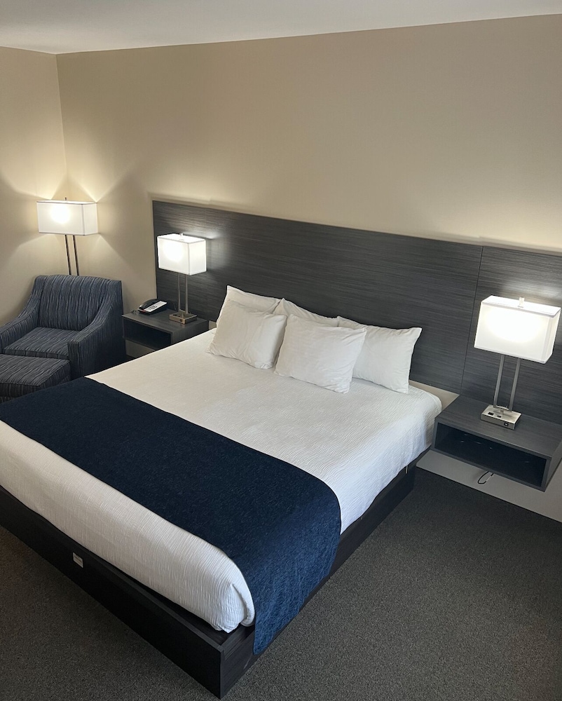 Cardinal Inn & Event Center - photo 6