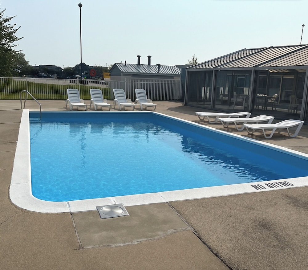 Great Lakes Inn - photo 27