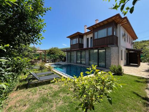 Derya Beach Agullu Villa 4 — 4-Star Luxury Hotel in Kas, Turkey