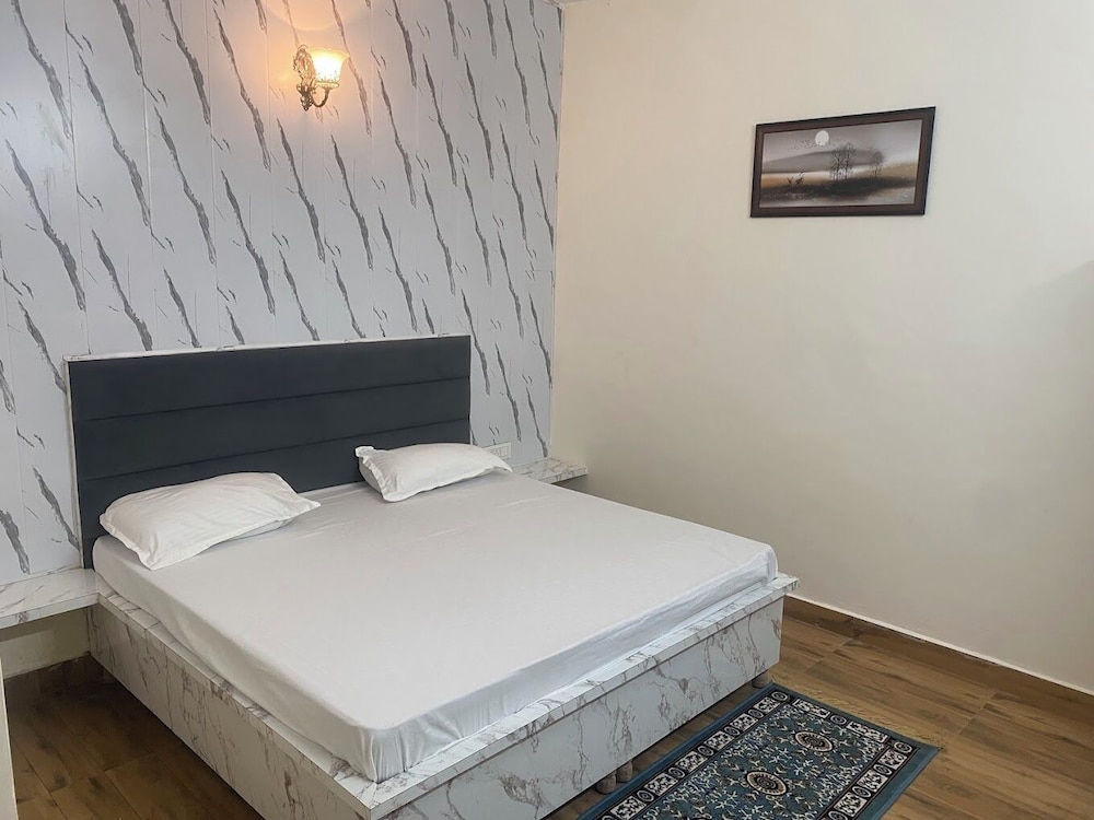 Hotel Nirmal Budget Friendly Rooms near Fortis Hospital and Marriage Palaces