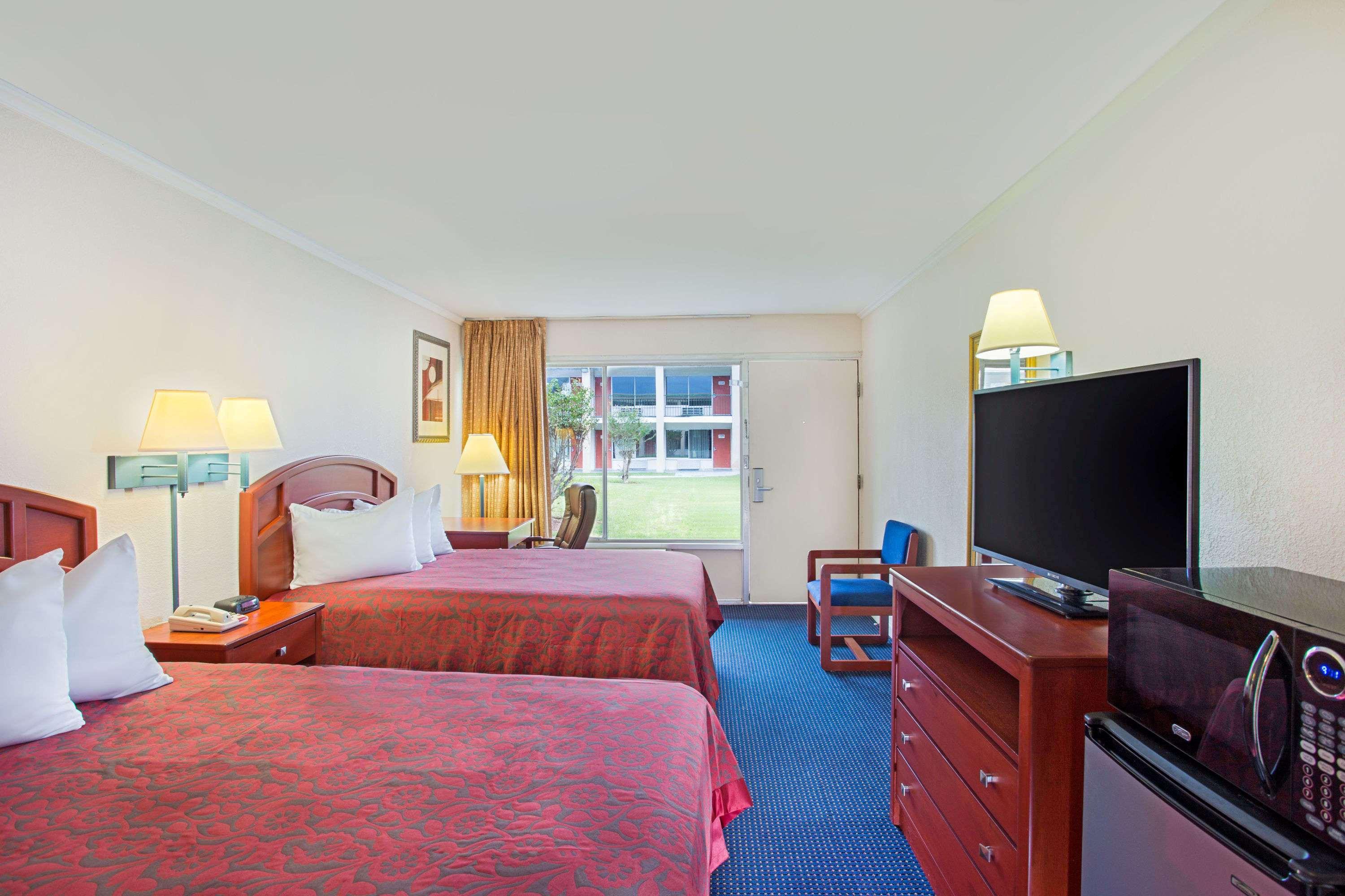 Days Inn by Wyndham Tallahassee Government Center - photo 10