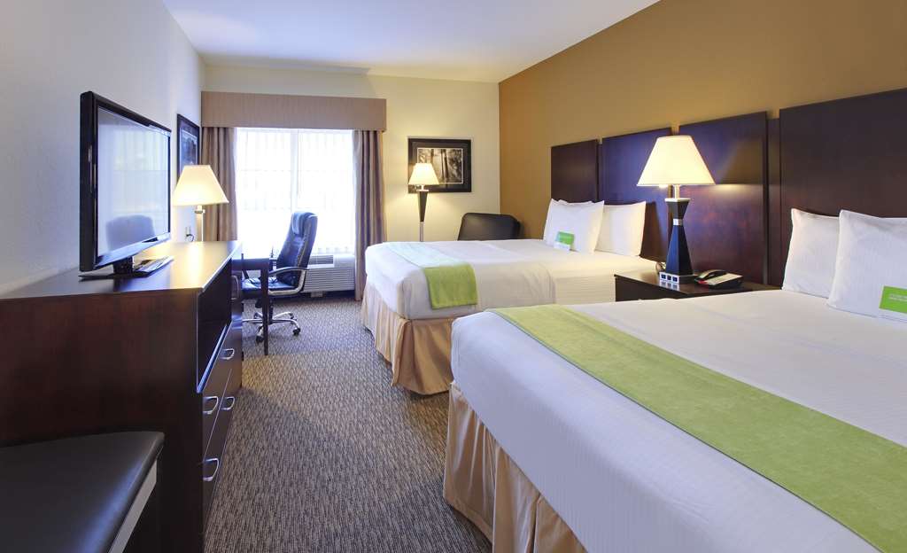 La Quinta Inn & Suites by Wyndham Memphis Wolfchase - photo 16