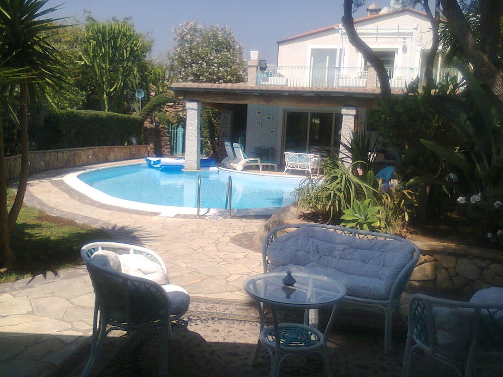 Very cozy comfortable lanthana villa on 2 floors independent — 4-Star Luxury Hotel in Bari Sardo, Italy