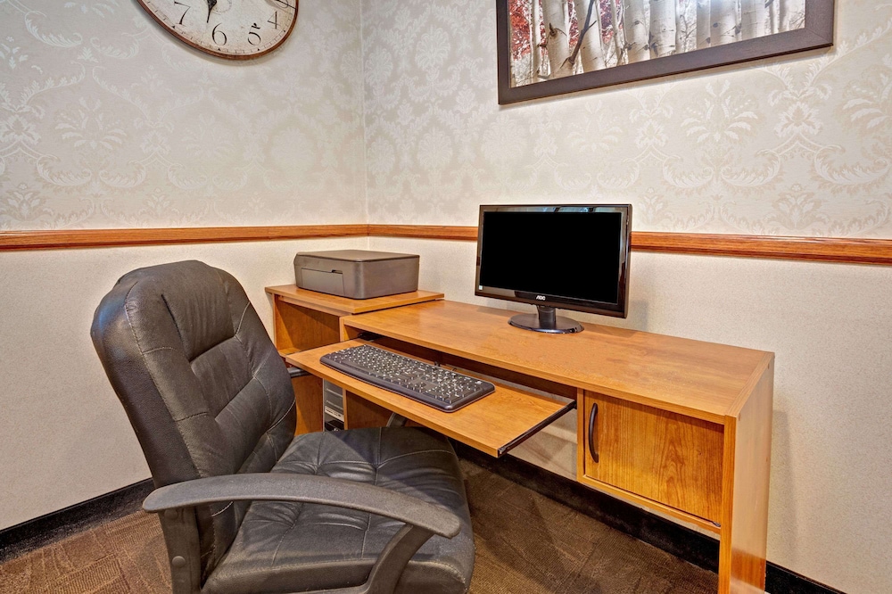 Days Inn & Suites by Wyndham Monroe - photo 17